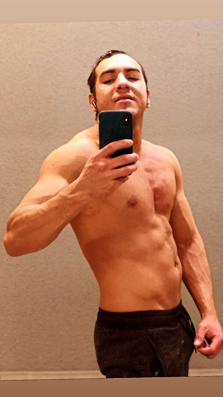 Naakte gelekte OnlyFans-foto van Osnando Nunes