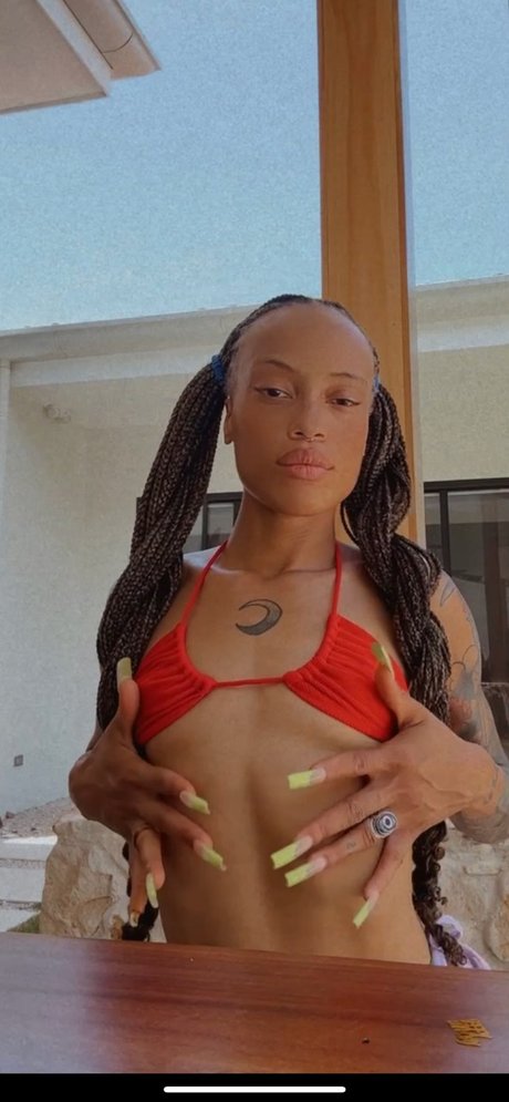 Naakte gelekte OnlyFans-foto van Indigo