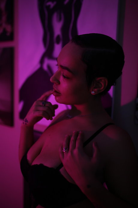 Naakte gelekte OnlyFans-foto van Alohas Release