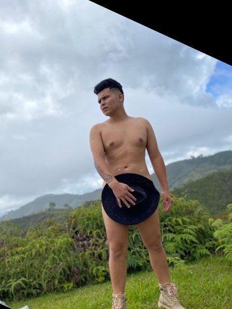 Naakte gelekte OnlyFans-foto van Alejandro Agudelo
