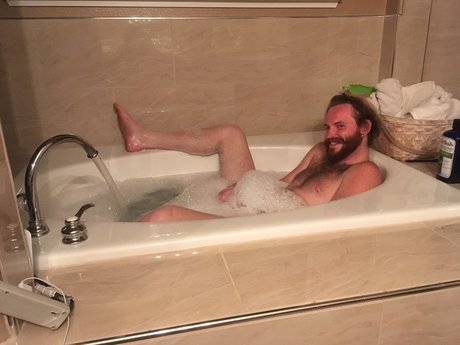 Naakte gelekte OnlyFans-foto van Aarrett Stevenson