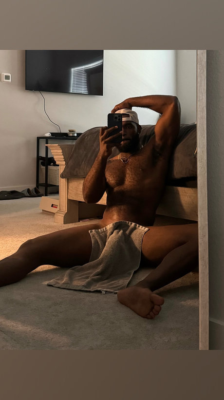 Naakte gelekte OnlyFans-foto van Marshall Price