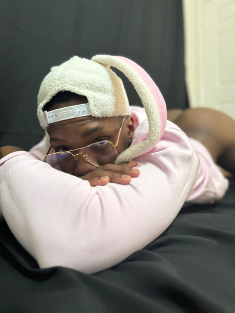 Naakte gelekte OnlyFans-foto van Entirely Different King