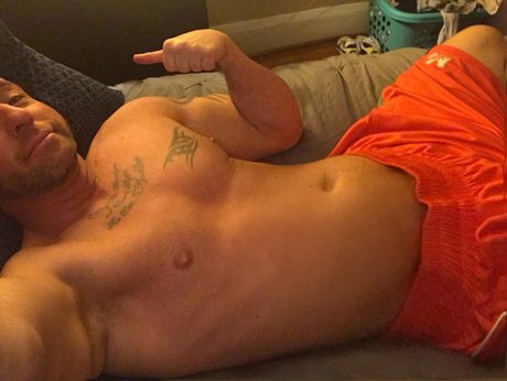 Naakte gelekte OnlyFans-foto van Dan