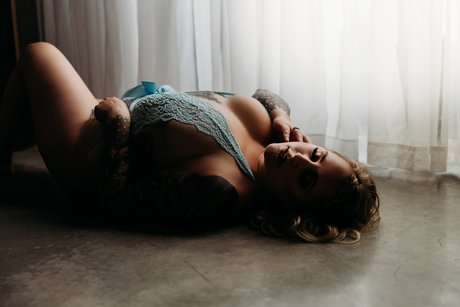 Naakte gelekte OnlyFans-foto van Kay G