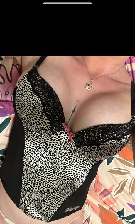 Naakte gelekte OnlyFans-foto van Anita Dickenme