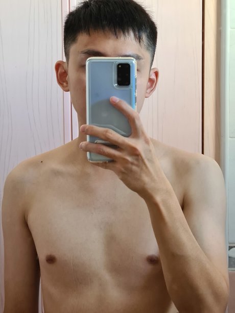 Naakte gelekte OnlyFans-foto van Yang