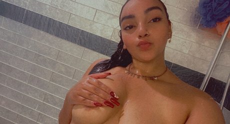Naakte gelekte OnlyFans-foto van Oceann Rosee