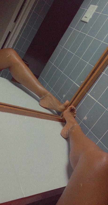 Naakte gelekte OnlyFans-foto van Asabis Feet