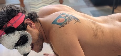Naakte gelekte OnlyFans-foto van Sweaty Sexy Panda