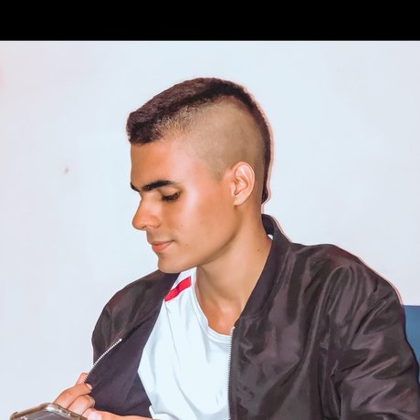 Naakte gelekte OnlyFans-foto van Dario 