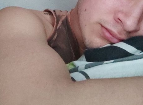 Naakte gelekte OnlyFans-foto van Ismael