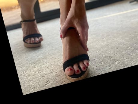 Naakte gelekte OnlyFans-foto van Fun And Flirty Feet