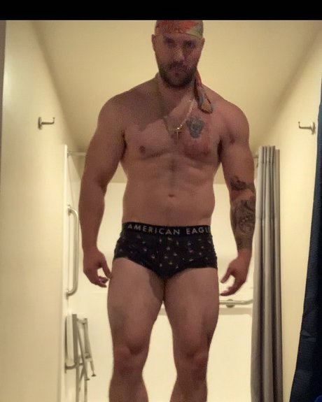Naakte gelekte OnlyFans-foto van Keenan