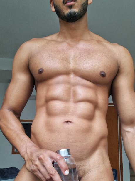 Naakte gelekte OnlyFans-foto van Tony