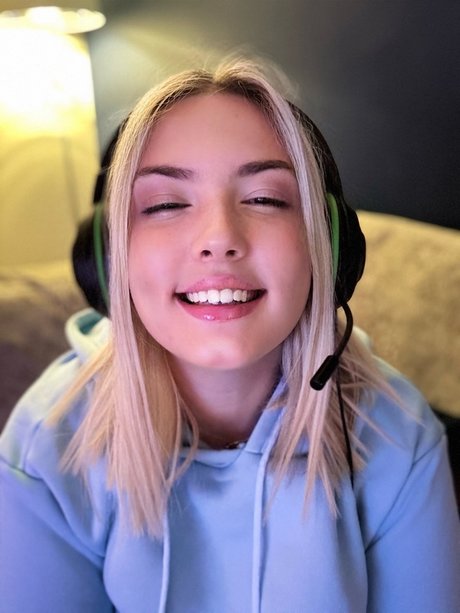 Naakte gelekte OnlyFans-foto van British Brandi Raee