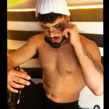 Naakte gelekte OnlyFans-foto van Mer Demir