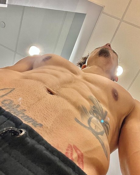 Naakte gelekte OnlyFans-foto van Omar Morales