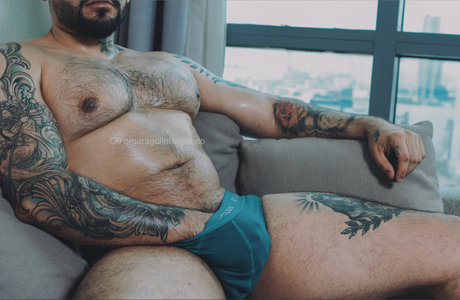 Naakte gelekte OnlyFans-foto van Omar Aguilera