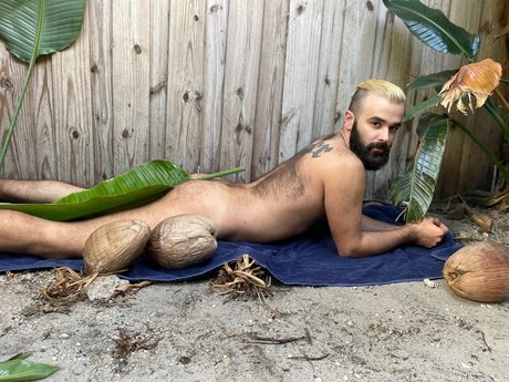 Naakte gelekte OnlyFans-foto van Abe Monroe