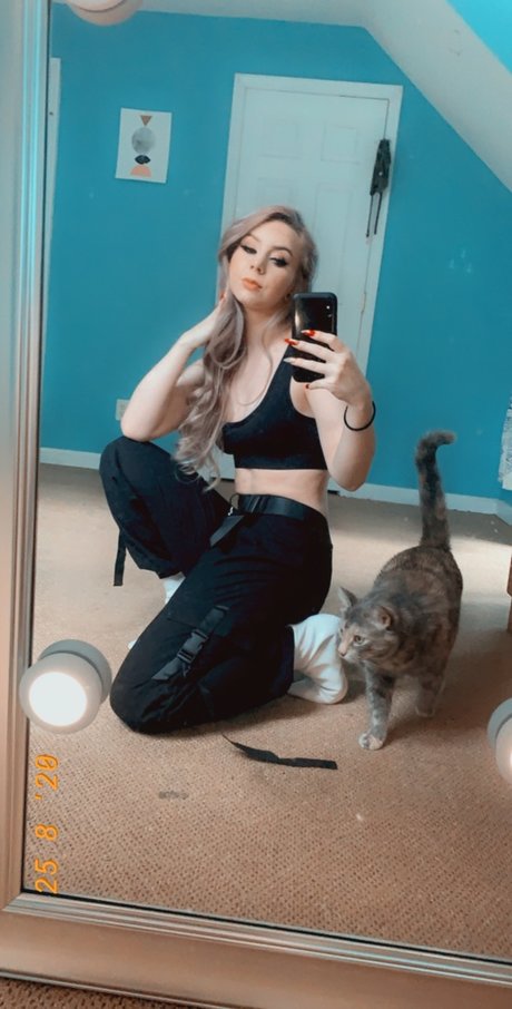 Naakte gelekte OnlyFans-foto van Alice Nicole