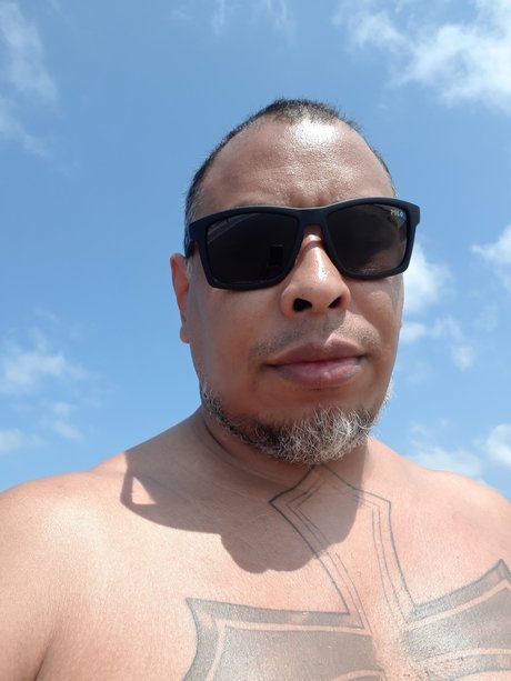 Naakte gelekte OnlyFans-foto van Aj Silva