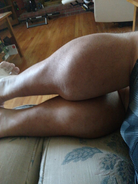 Naakte gelekte OnlyFans-foto van Ace Chinna