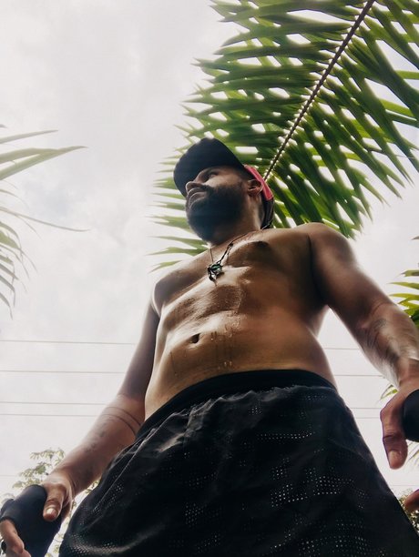 Naakte gelekte OnlyFans-foto van Lob
