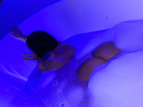 Naakte gelekte OnlyFans-foto van Olivia Kiss
