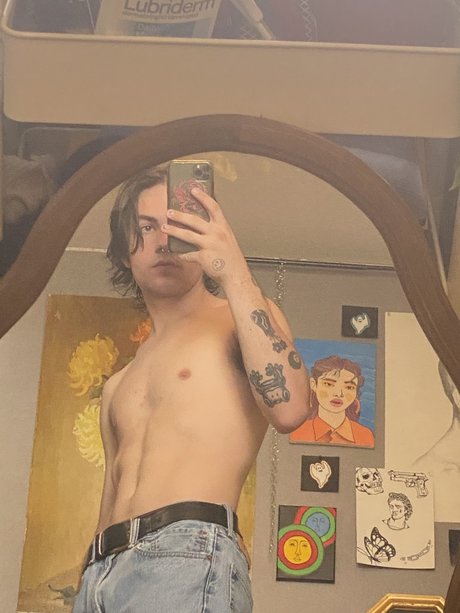 Naakte gelekte OnlyFans-foto van Oliver Quinn