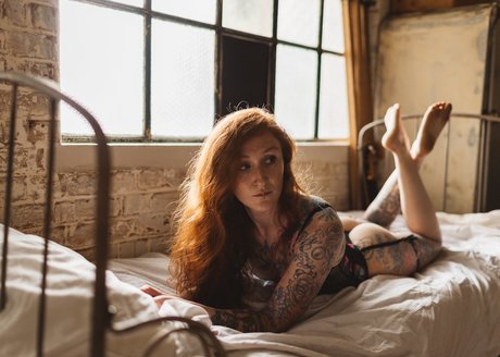 Naakte gelekte OnlyFans-foto van Olive Rose  Tattooed Redhead