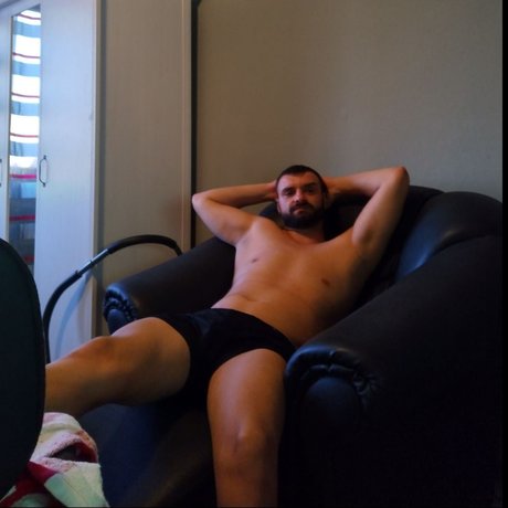 Naakte gelekte OnlyFans-foto van Flo