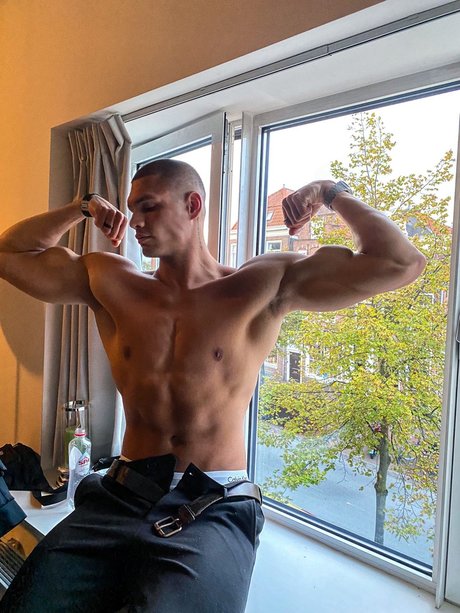 Naakte gelekte OnlyFans-foto van Beau Jonathan