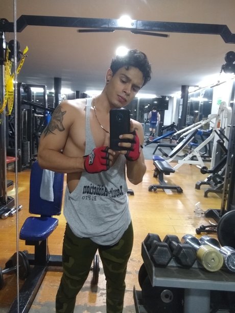 Naakte gelekte OnlyFans-foto van Alejo Orozco