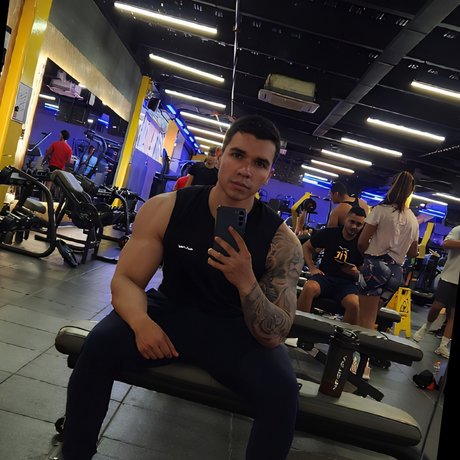 Naakte gelekte OnlyFans-foto van Pachofit