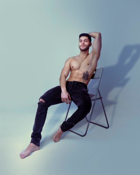 Naakte gelekte OnlyFans-foto van Juan Pablo Ortiz
