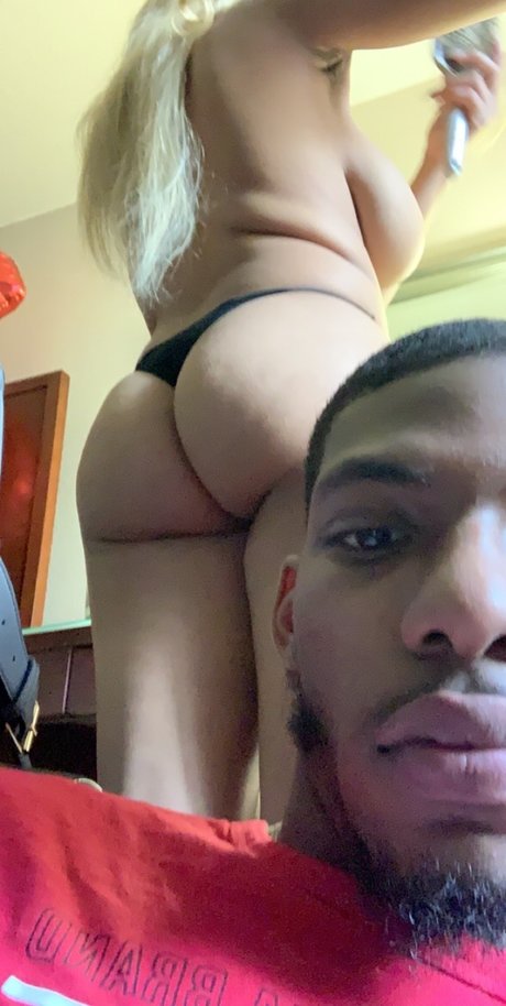 Naakte gelekte OnlyFans-foto van Sexiest Brown Skin Nigga Alive