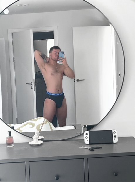 Naakte gelekte OnlyFans-foto van Otfscott