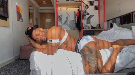 Naakte gelekte OnlyFans-foto van Ostinebrown