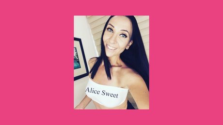 Naakte gelekte OnlyFans-foto van Alice Sweet