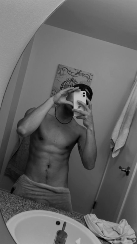 Naakte gelekte OnlyFans-foto van Adan