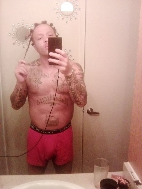 Naakte gelekte OnlyFans-foto van 10inchesofred