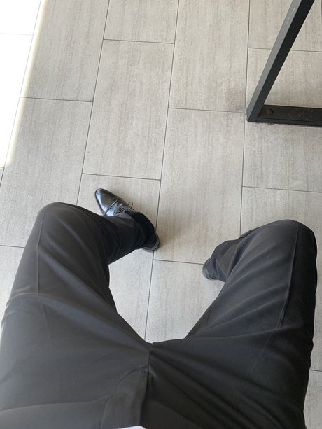 Naakte gelekte OnlyFans-foto van Suit9999