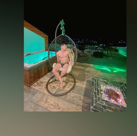 Naakte gelekte OnlyFans-foto van Ja Florwer