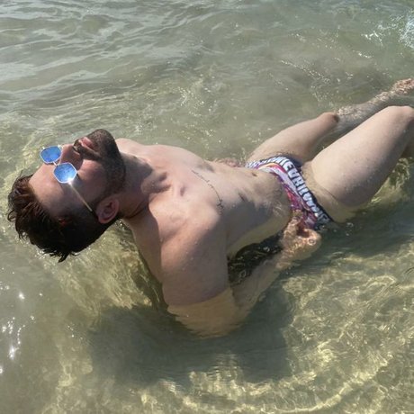 Naakte gelekte OnlyFans-foto van Alan