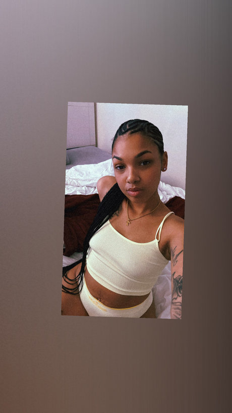 Naakte gelekte OnlyFans-foto van Tee