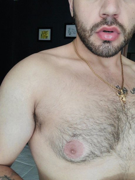 Naakte gelekte OnlyFans-foto van Papucchiin