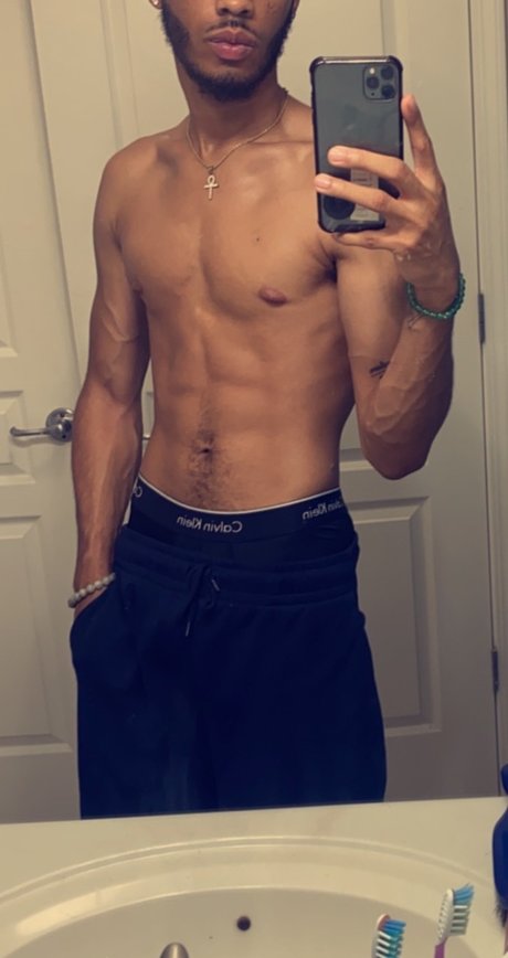 Naakte gelekte OnlyFans-foto van 007papi