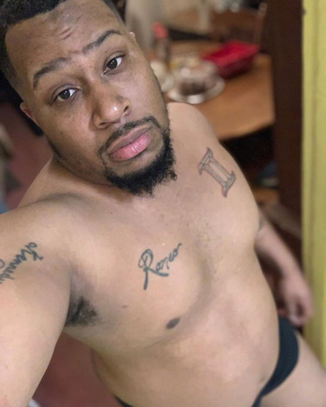 Naakte gelekte OnlyFans-foto van Big Body Benz