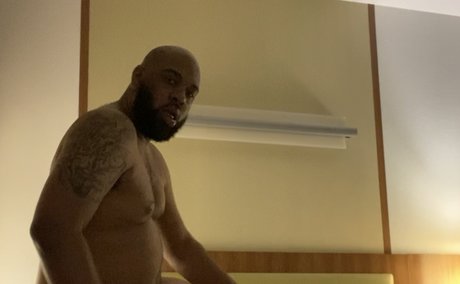 Naakte gelekte OnlyFans-foto van Papabear